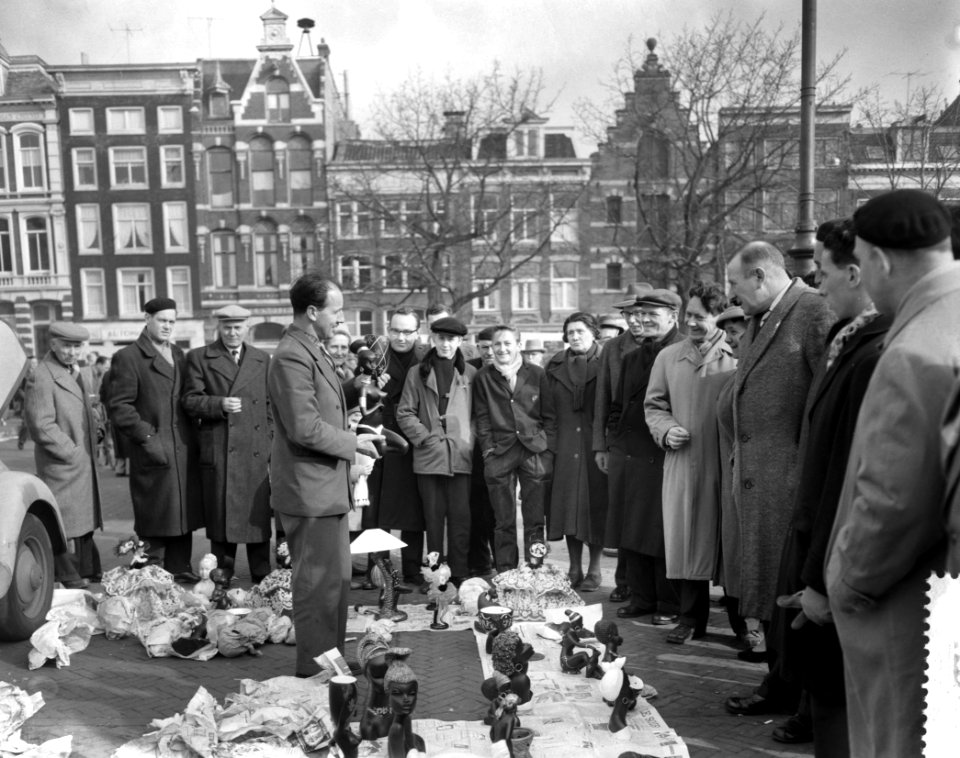 Voorjaar op de Amstelveldmarkt, standwerker met poppen, Bestanddeelnr 910-1722