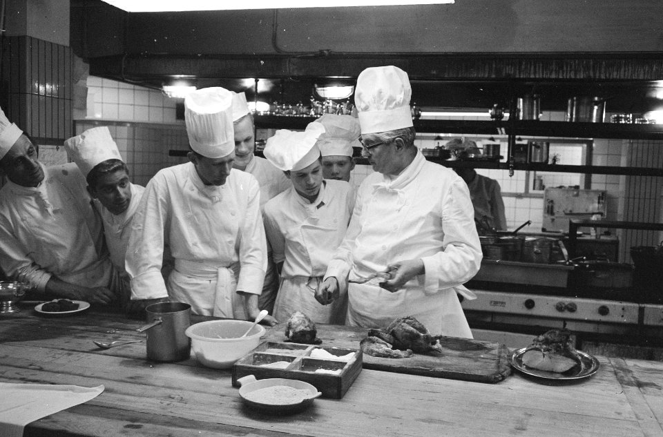 Voorbereiding van koks van het Amstel Hotel, Bestanddeelnr 913-8037