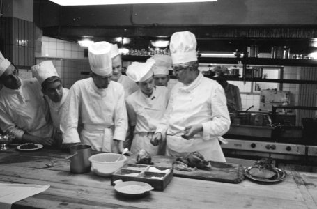 Voorbereiding van koks van het Amstel Hotel, Bestanddeelnr 913-8037