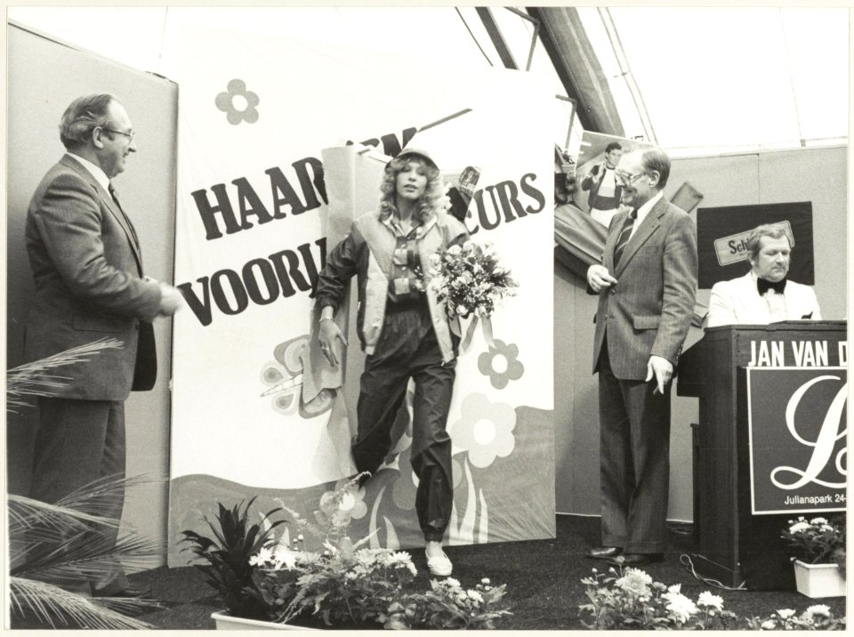 Voorjaarsbeurs in de Kennemer Sporthal met burgemeester Reehorst (r) en mannequin Petra. NL-HlmNHA 54012297