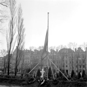Voorlopig monument op de fusilladeplaats in het Eerste Weteringplantsoen., Bestanddeelnr 901-2961
