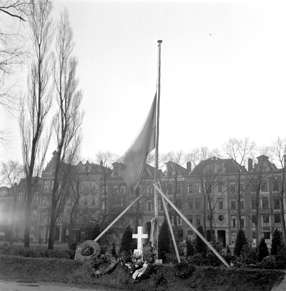 Voorlopig monument op de fusilladeplaats in het Eerste Weteringplantsoen., Bestanddeelnr 901-2960