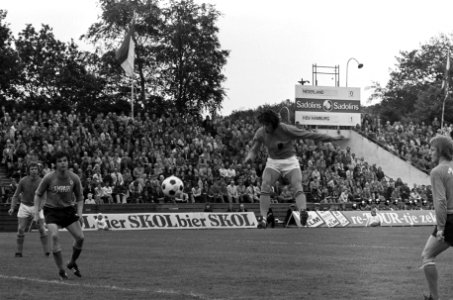 Voorbereiding voor WK voetbal 1974 Nederland tegen HSV Hamburg 2-1, Suurbier (re, Bestanddeelnr 927-2103