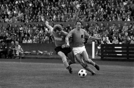 Voorbereiding voor WK voetbal 1974 Nederland tegen HSV Hamburg 2-1, Cruijff (rec, Bestanddeelnr 927-2102
