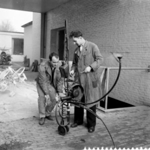 Voorbereiding tentoonstelling in Stedelijk Museum, Bestanddeelnr 912-1977