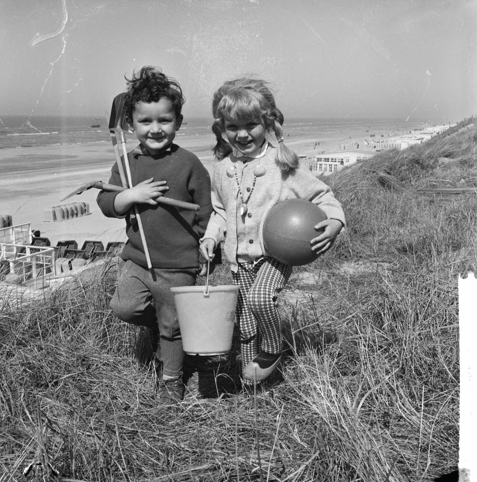 Voorjaar Joekie en Mikky met scheppen, emmer en bal naar strand, Bestanddeelnr 916-3093