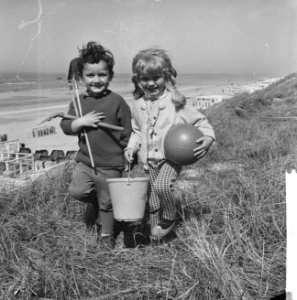 Voorjaar Joekie en Mikky met scheppen, emmer en bal naar strand, Bestanddeelnr 916-3093