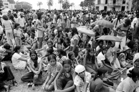 Voorbereiding onafhankelijkheid in Suriname toeschouwers bij bootraces, Bestanddeelnr 928-2875