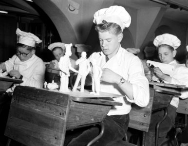 Voorbereiding Suikertentoonstelling Amsterdam, jongens op banketbakkerschool, Bestanddeelnr 907-0591