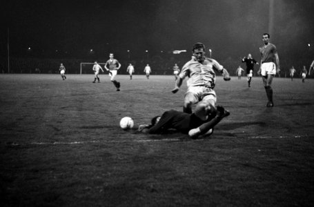 Voorlopig Nederlands elftal tegen Standaard Luik 3-3, Geurtsen in duel met Belgi, Bestanddeelnr 918-1854