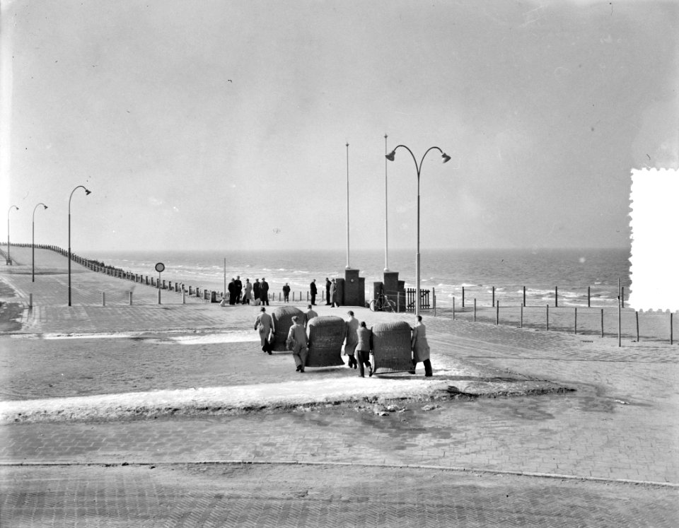 Voorjaar nadert in Zandvoort, aanvoer strandstoelen., Bestanddeelnr 907-0001