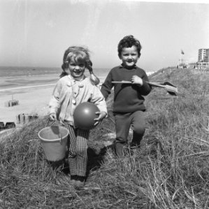 Voorjaar Joekie en Mikky met scheppen, emmer en bal naar strand, Bestanddeelnr 916-3091