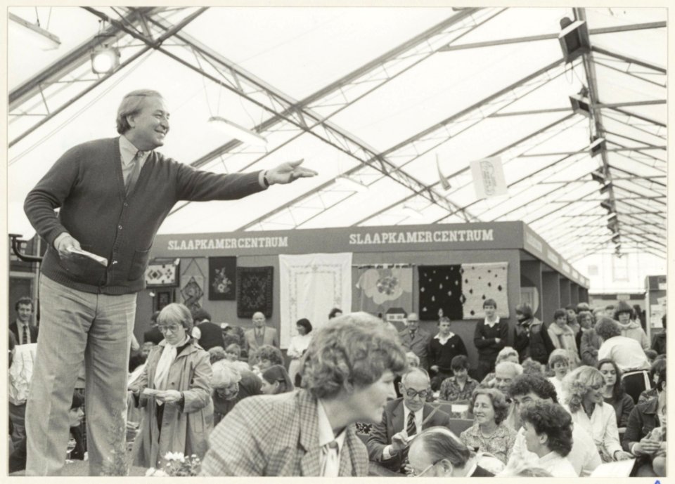 Voorjaarsbeurs in de Kennemer Sporthal met acteur Henk Molenberg. NL-HlmNHA 54013221 1