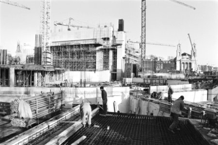 Vorderingen bouw Stopera in Amsterdam met op de achtergrond de Zuiderkerk en M, Bestanddeelnr 932-8241