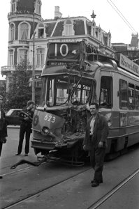 Voorkant van een der vernielde trams, Bestanddeelnr 925-5826