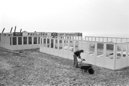 Voorjaarszon in Zandvoort strandhuisje wordt opgebouwd, Bestanddeelnr 924-2571