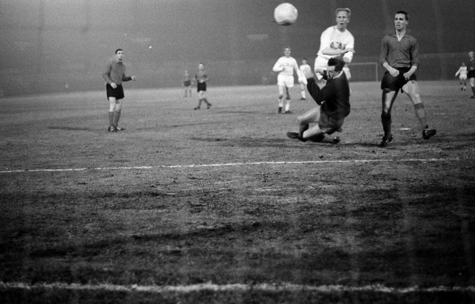 Voorlopig Nederlands elftal tegen Ajax 1-6 Henk Groot scoort 3e doelpunt , rech, Bestanddeelnr 914-9525