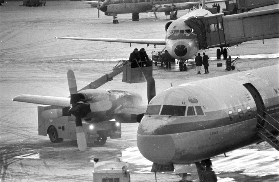 Vorst op Schiphol, de vleugels van de vliegtuigen worden gespoten tegen ijsafzet, Bestanddeelnr 920-9791