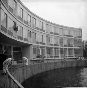 Vorderingen bouw Apollo Hotel . Schilders aan het werk, Bestanddeelnr 913-4381