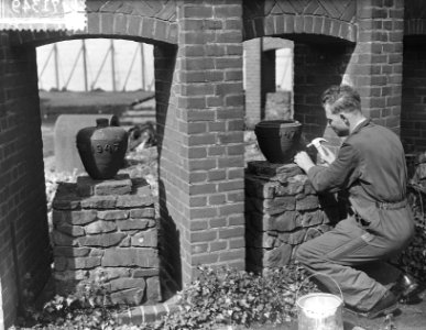 Voorlopig Nationaal Monument op de Dam verdwijnt, loshakken urnen, Bestanddeelnr 907-1349