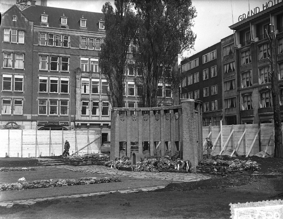Voorlopig Nationaal Monument op de Dam verdwijnt, loshakken urnen, Bestanddeelnr 907-1350