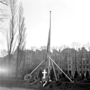 Voorlopig monument op de fusilladeplaats in het Eerste Weteringplantsoen., Bestanddeelnr 901-2962