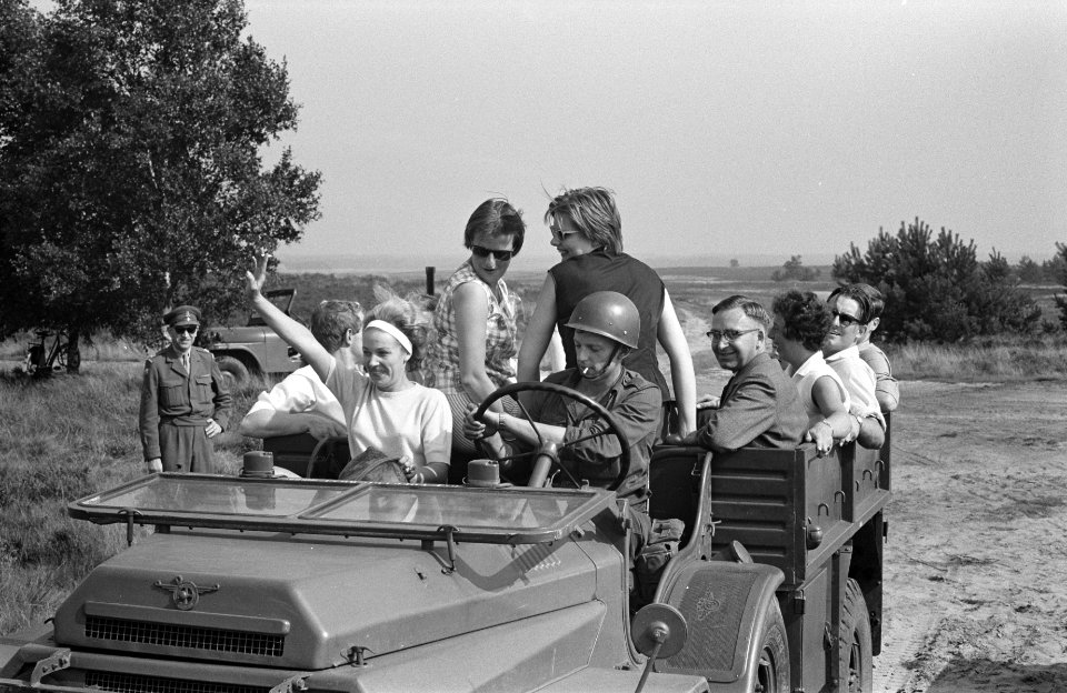 Voorlichtingsdag leger Meisjes op legertruck, Bestanddeelnr 912-8769