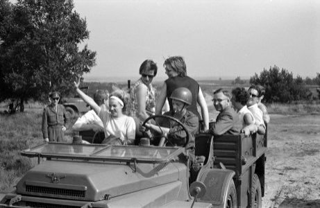 Voorlichtingsdag leger Meisjes op legertruck, Bestanddeelnr 912-8769