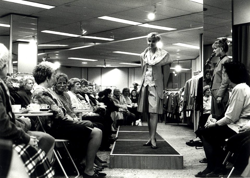 Voorjaarsmodeshow bij Van Vuuren, Barteljorisstraat 24. Aangekocht van United Photos de Boer bv. - Negatiefnummer 35989 k rij 5-1A. - Gepubliceerd in het Haarlems Dagblad van 12-03-1992. Identificatie