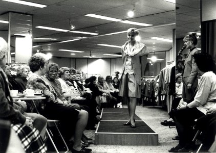 Voorjaarsmodeshow bij Van Vuuren, Barteljorisstraat 24. Aangekocht van United Photos de Boer bv. - Negatiefnummer 35989 k rij 5-1A. - Gepubliceerd in het Haarlems Dagblad van 12-03-1992. Identificatie