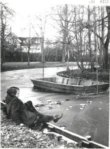 Vorst in Nederland. Mesje probeert sterkte van het ijs uit in het Vondelpark te , Bestanddeelnr 060-0153