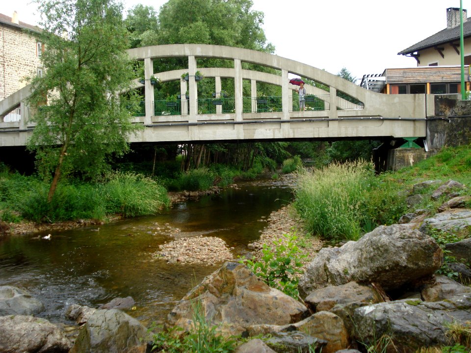 Vorey-sur-Arzon (Haute-Loire, Fr), le pont sur l'Arzon