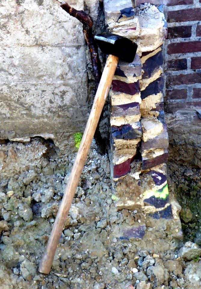Vorschlaghammer (Ziegelsteinmauer)