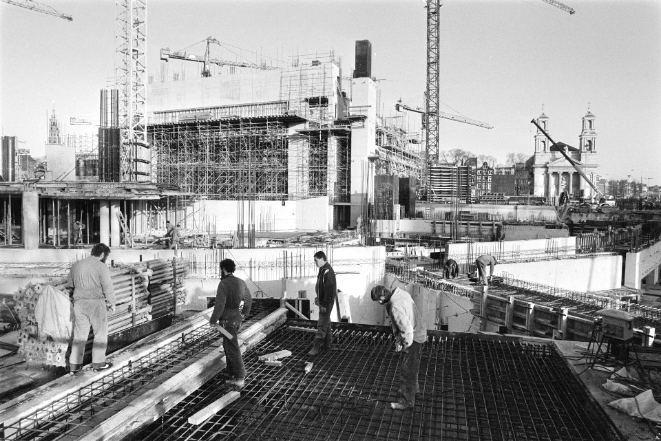 Vorderingen bouw Stopera in Amsterdam met op de achtergrond de Zuiderkerk en M, Bestanddeelnr 932-8240