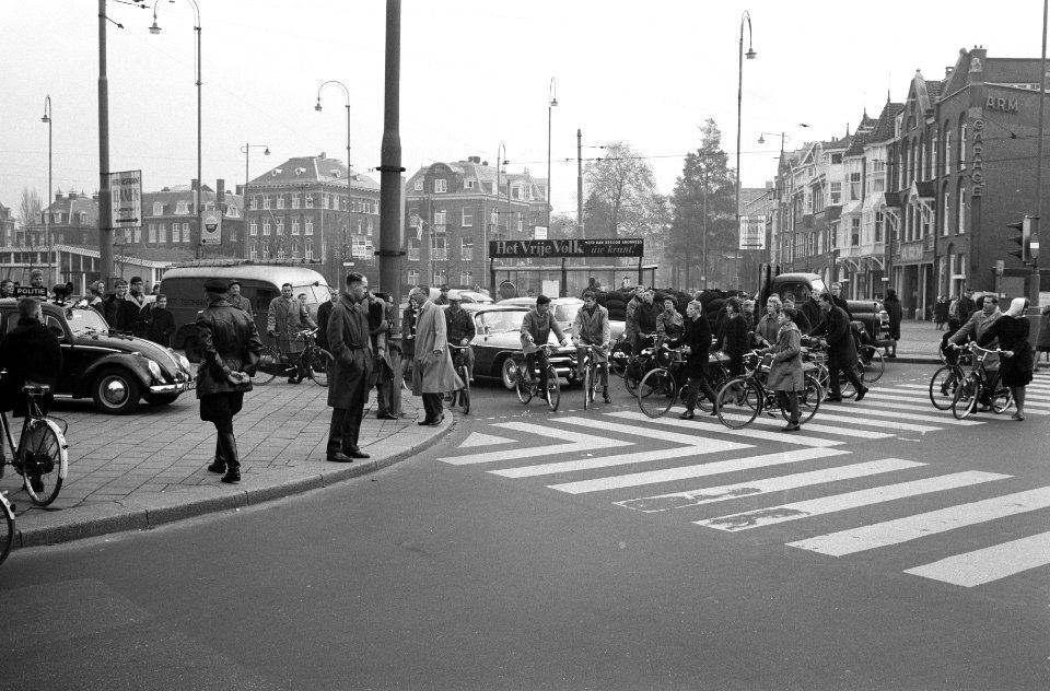 Voorlichting politie op zebrapaden, Bestanddeelnr 913-1588