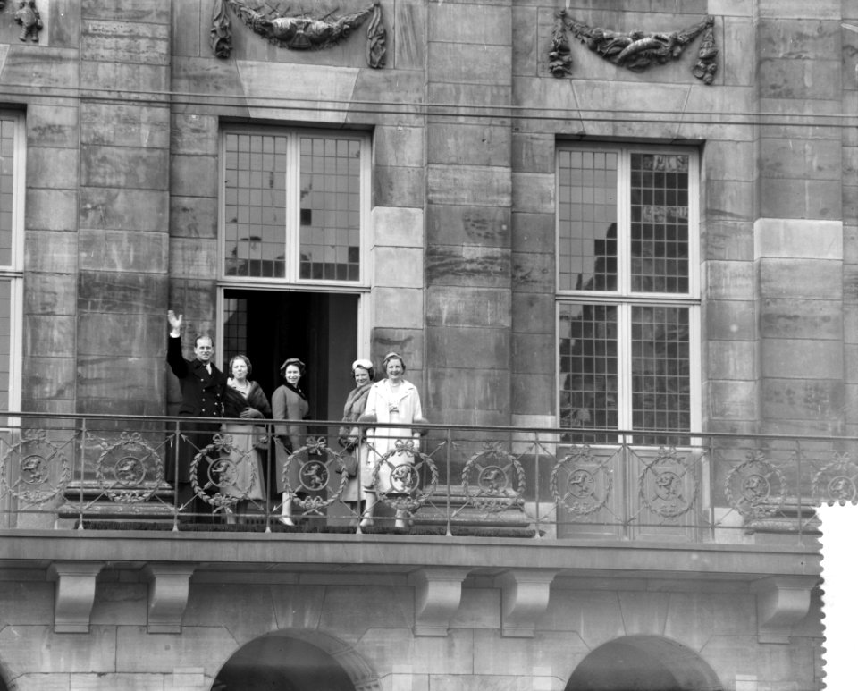 Vorstelijke personen op het balcon van het Koninklijk Paleis, Bestanddeelnr 909-4308