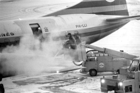 Vorst op Schiphol, de vleugels van de vliegtuigen worden gespoten tegen ijsafzet, Bestanddeelnr 920-9792