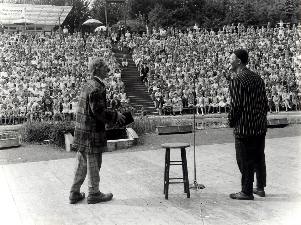 Voorstelling van de Kame's, links Herman Kortekaas en rechts Gerard van Essen, voor de katholieke vereniging Voor het gezin. Identificatienummer 54-004507