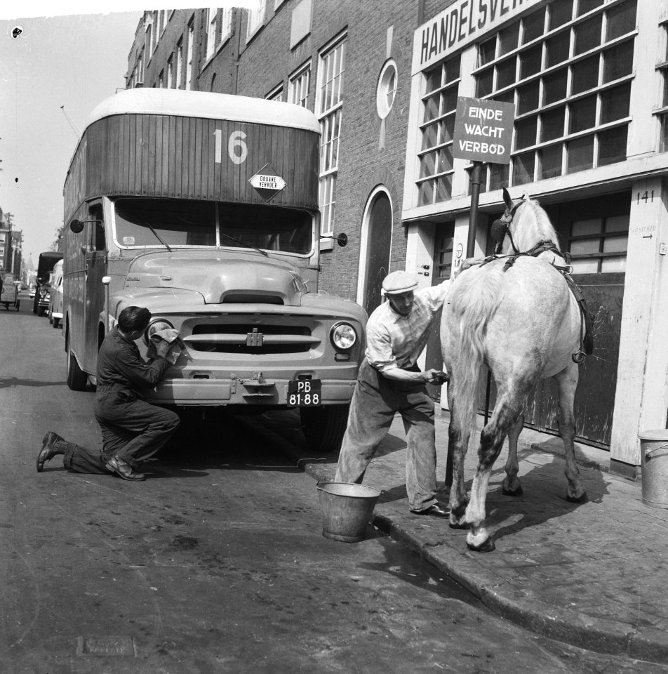 Voorjaarsschoonmaak man en paard, Bestanddeelnr 912-5631