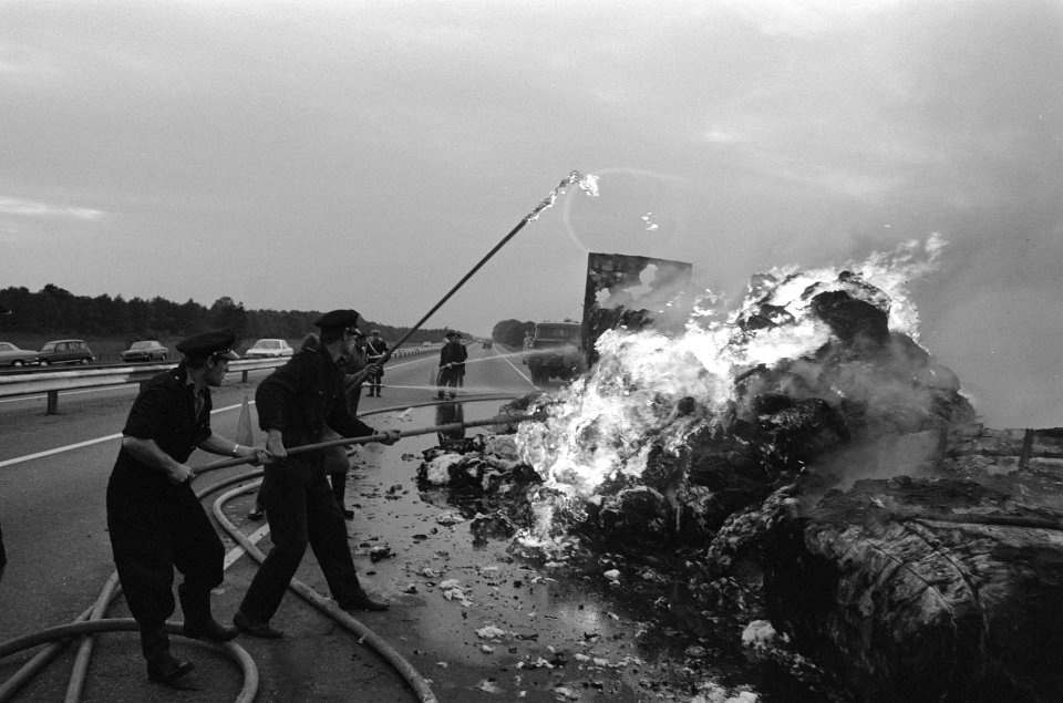 Vrachtwagen met katoen in brand op weg Arnhem Utrecht, Bestanddeelnr 925-0606