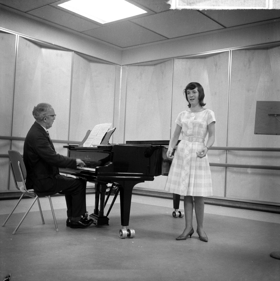 Voorselectie deelname Internationaal Vocalistenconcours Mejuffrouw Duboury doet , Bestanddeelnr 915-5300