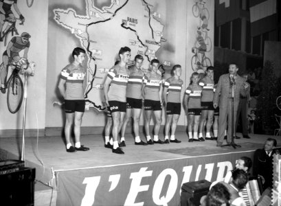 Vorbereiding Tour de France in Mulhouse (Frankrijk) voorstelling van de ploeg in, Bestanddeelnr 910-4635 photo