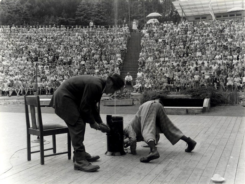 Voorstelling van de Kame's, G. van Essen en H. Kortekaas, voor de katholieke vereniging Voor het Gezin. Identificatienummer 54-004506, NL-HlmNHA 54004506