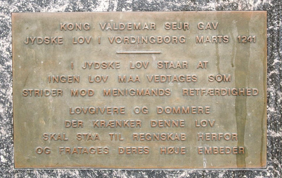 Vordingborg, Memorial plaque of the law on jews by Kong Valdemar