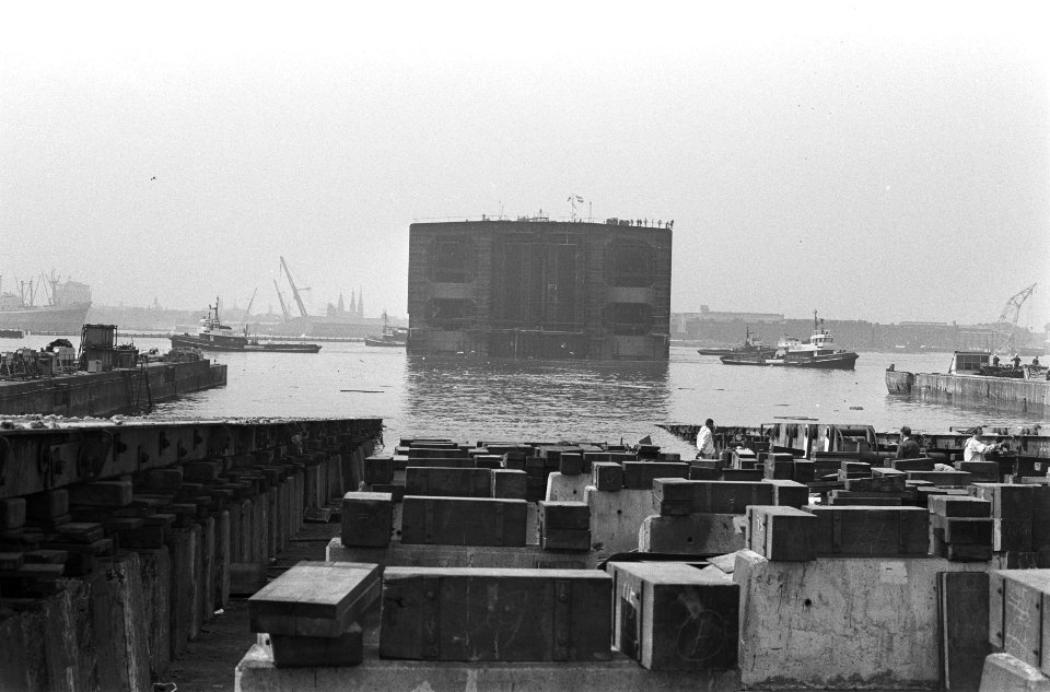 Voorschip van 230.000 ton mammoettanker Fina Canada te water gelaten bij NDSM,, Bestanddeelnr 924-6999