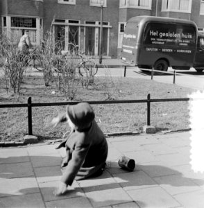 Voorjaar in Amsterdam. Kinderen lopen op bussen, Bestanddeelnr 905-5936