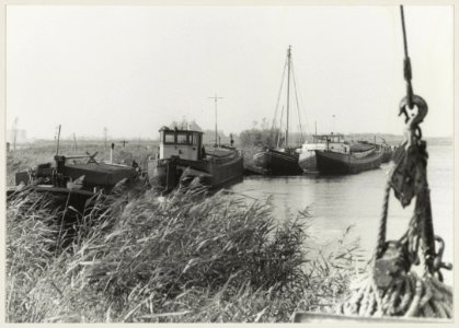 Voormalige binnenvaartschepen als woonboten aan de Mooie Nel' (de Laars). De weg die er langs loopt is de Lage Dijk. NL-HlmNHA 54013195