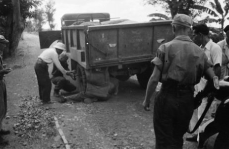 Vrachtwagen met hulpgoederen heeft lekke band, Bestanddeelnr 371-4-1