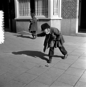 Voorjaar in Amsterdam. Spelende meisjes, Bestanddeelnr 905-5930