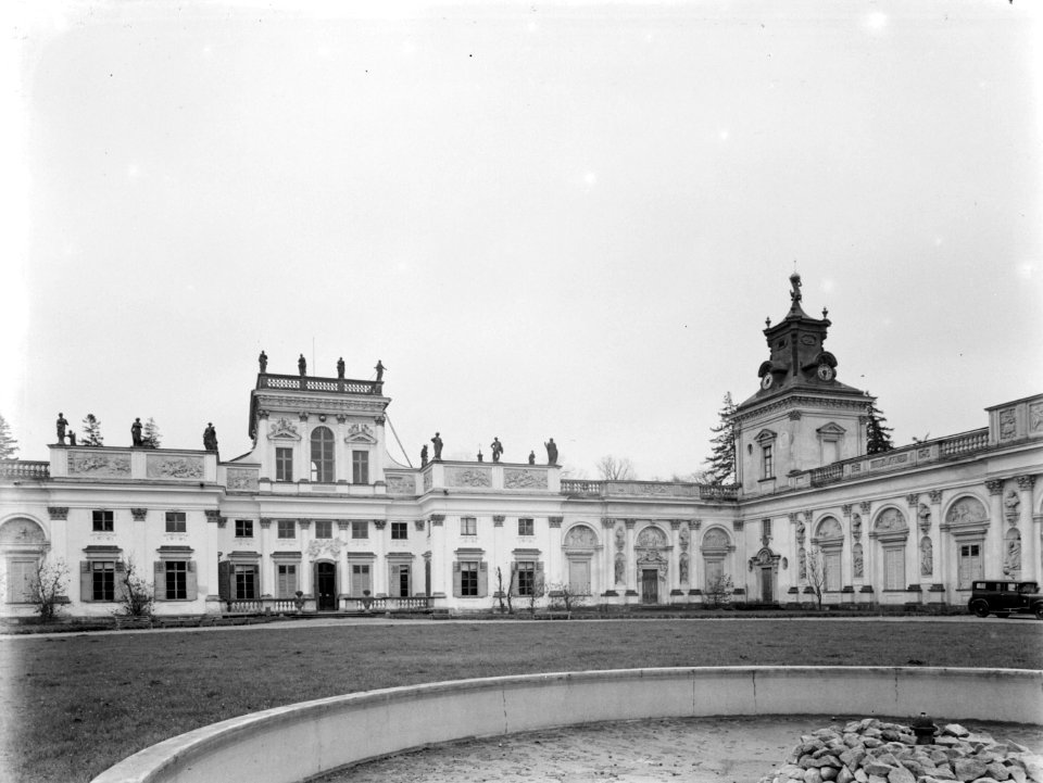 Voorplein (cour d'honeur) van het paleis Wilanow bij Warschau, Bestanddeelnr 190-0599